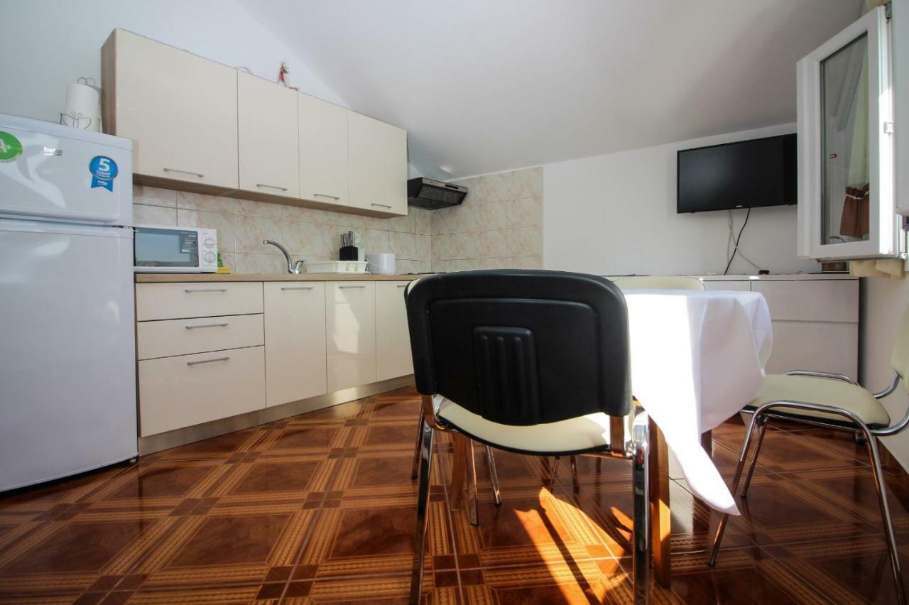 Apartmani Toni Poce Примоштен Екстер'єр фото